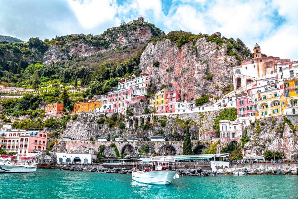 Das Dorf Amalfi vom Meer aus